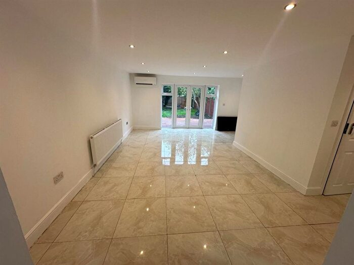 4 Bedroom Semi-Detached House To Rent In Watford Way, London, NW4