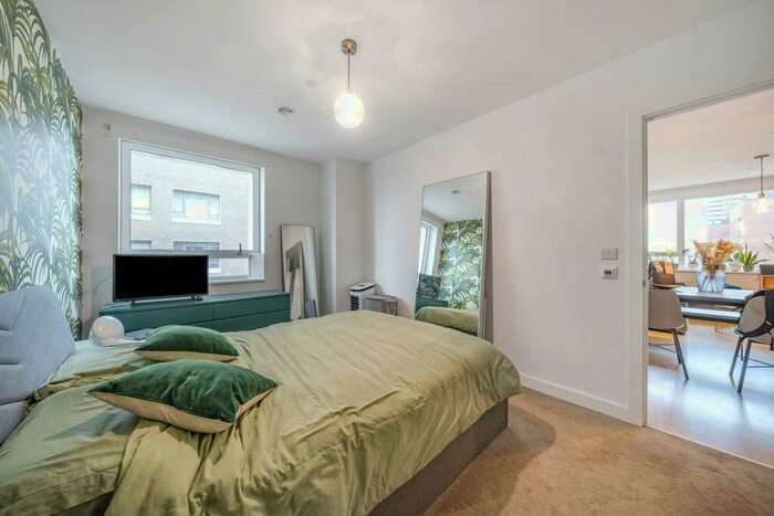 2 Bedroom Flat For Sale In Heygate Street, Elephant And Castle, London, SE17