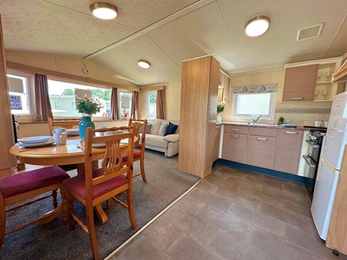 3 Bedroom Mobile/park Home For Sale In Corton, NR32