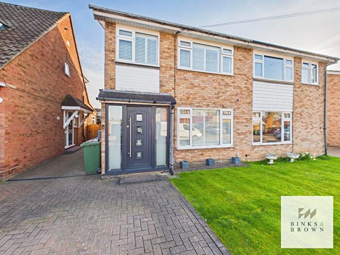 3 Bedroom Semi Detached House For Sale In Gardner Avenue, Corringham, Essex, SS17