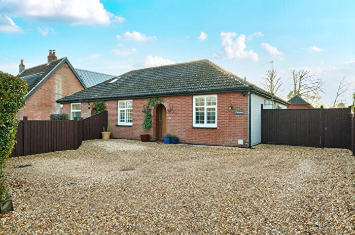 3 Bedroom Bungalow For Sale In Stockbridge Road, Timsbury, Romsey, Hampshire, SO51