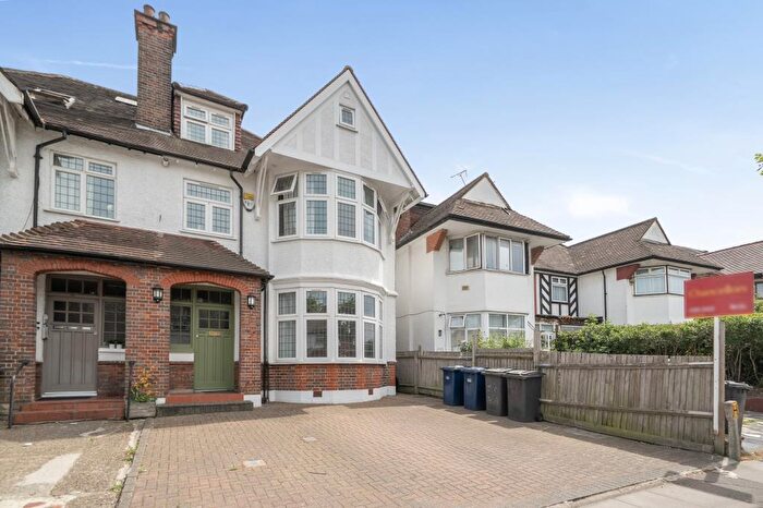 3 Bedroom Flat For Sale In Woodstock Avenue, Golders Green, NW11