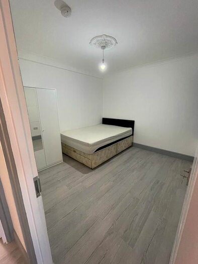 Studio To Rent In Oldfiled Circus, Northolt, UB5
