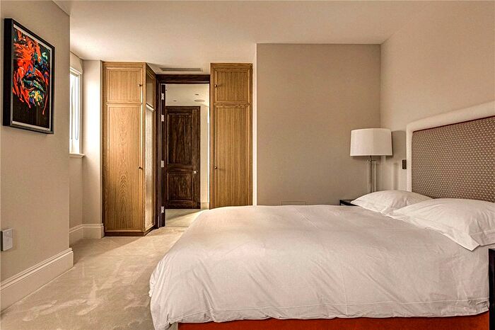 3 Bedroom Flat To Rent In South Street, London, W1K
