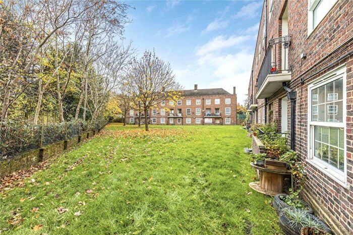 3 Bedroom Flat To Rent In Sackville House, London, SW16