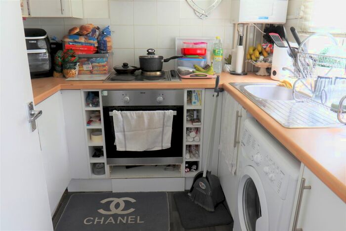 2 Bedroom Flat For Sale In Quilter Close, Luton, LU3