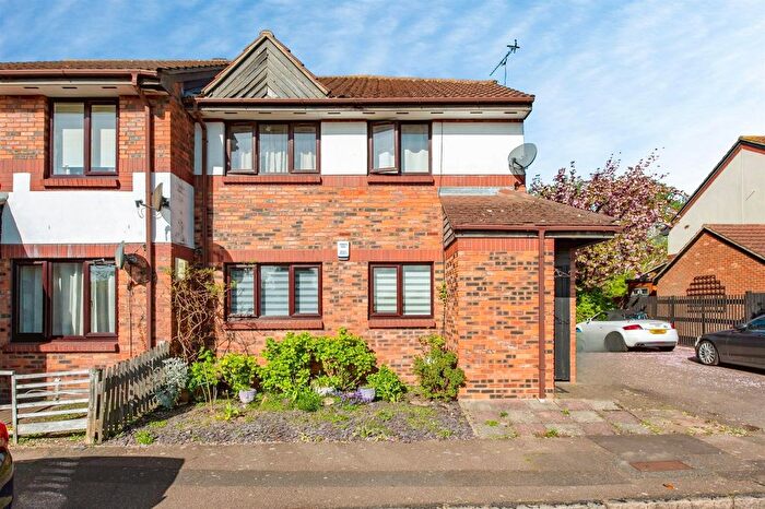 2 Bedroom Maisonette For Sale In Hogg Lane, Grays, RM16