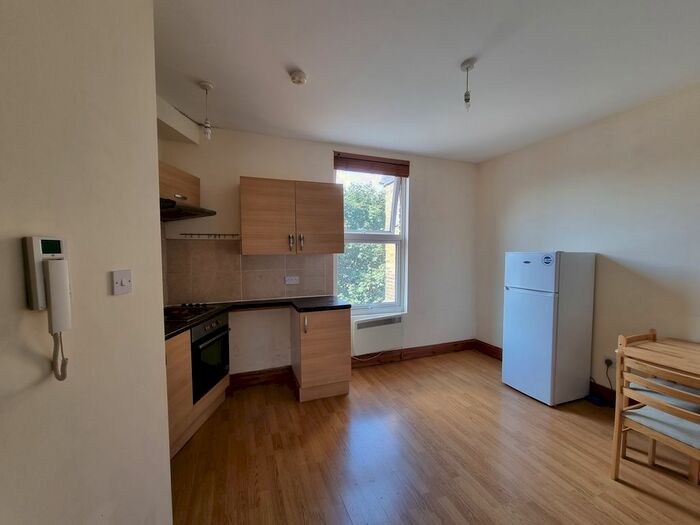 2 Bedroom Flat To Rent In Kings Crescent, London, N4