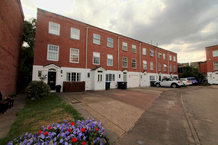 4 Bedroom Property To Rent In Blenheim Close, Winchmore Hill, N21