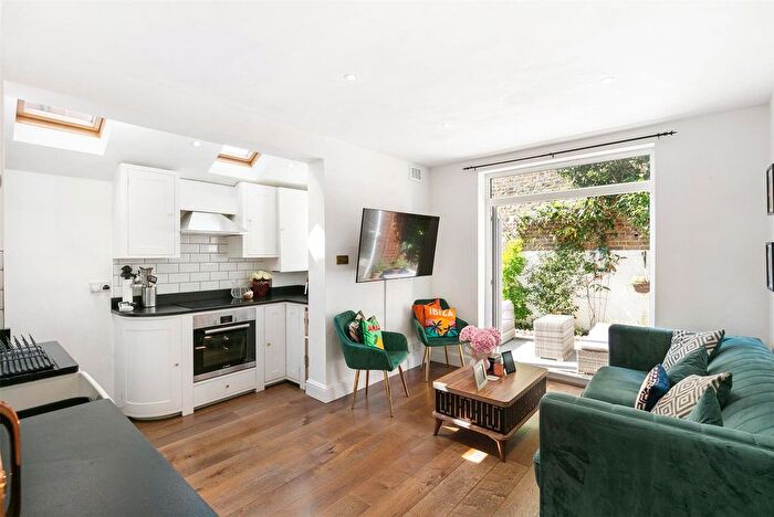 2 Bedroom Flat For Sale In Bronsart Road, London, SW6