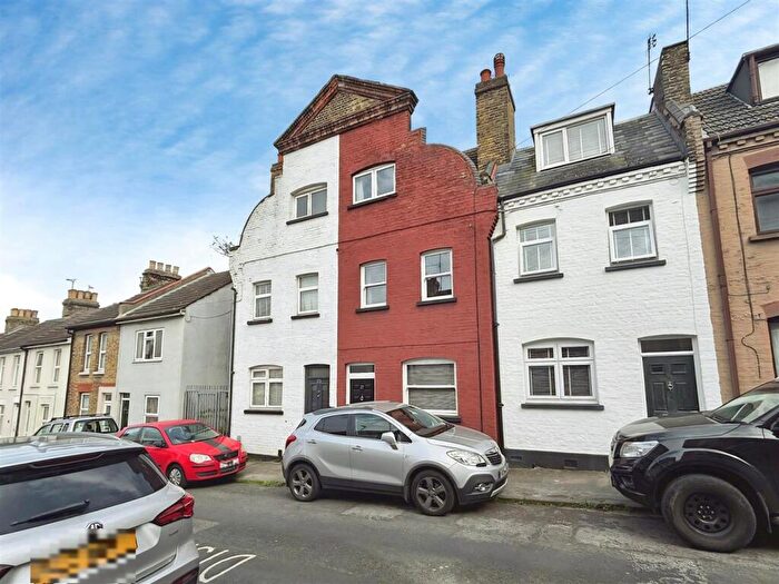 2 Bedroom Terraced House For Sale In Thomas Street, Rochester, ME1