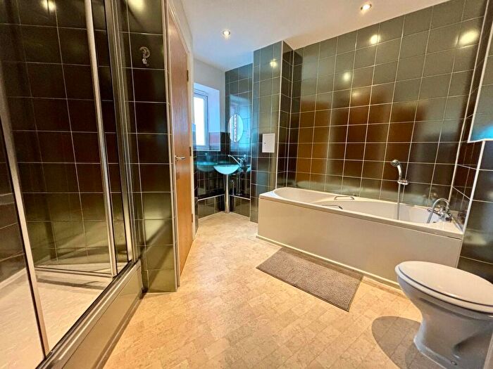 3 Bedroom Apartment For Sale In Townsend Way, Birmingham, B1