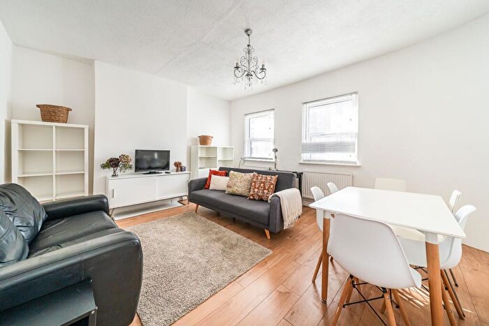 3 Bedroom Flat To Rent In Lavender Hill London, SW11