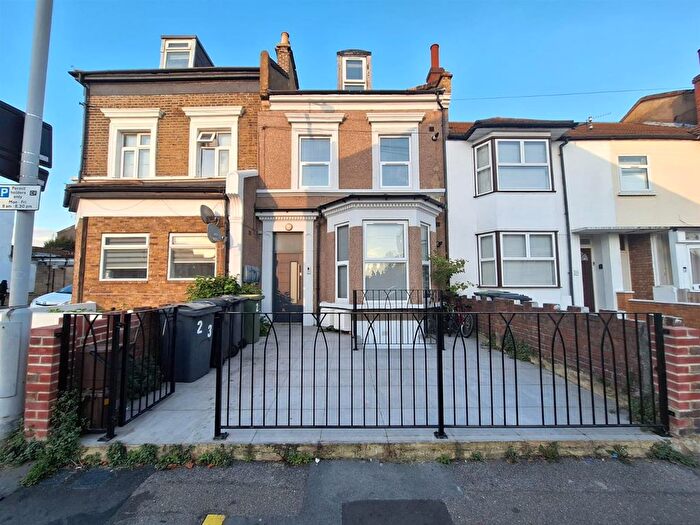 3 Bedroom Flat To Rent In Langthorne, Leytonstone, E11