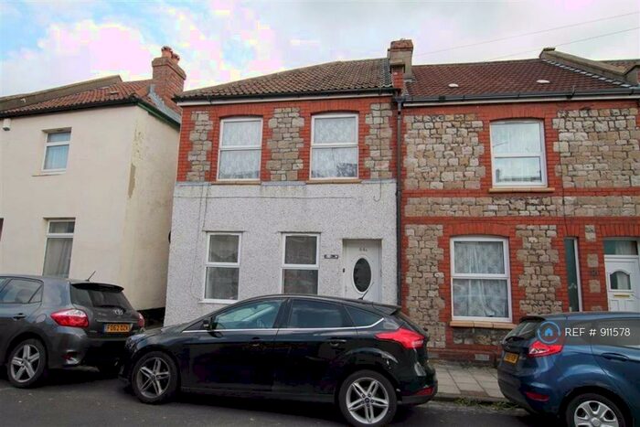 2 Bedroom Flat To Rent In Bradley Crescent, Bristol, BS11