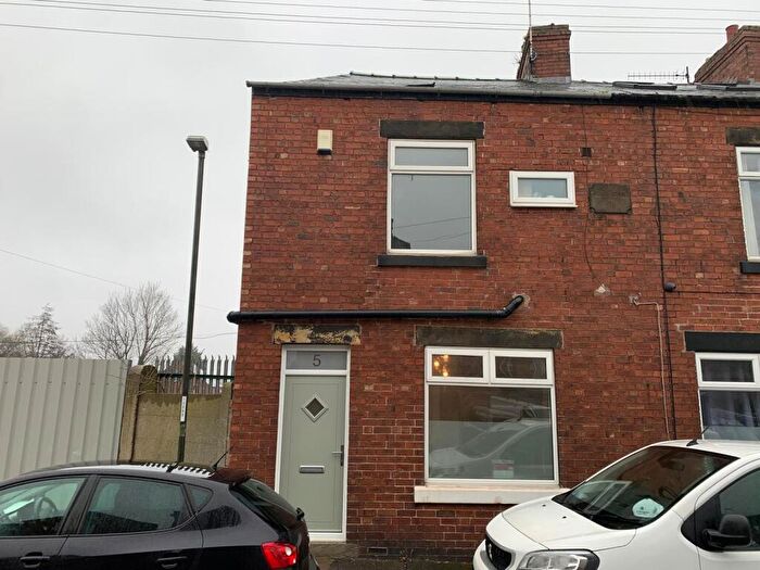 3 Bedroom House To Rent In Barker Lane, Chesterfield, S40