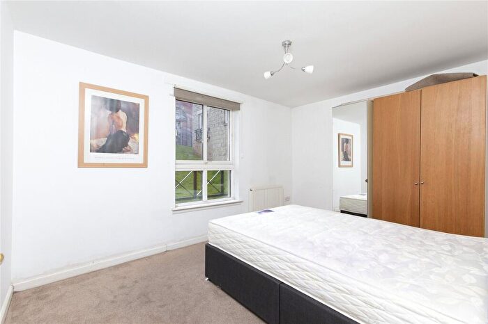 2 Bedroom Flat To Rent In Dryden Gait, Edinburgh, EH7