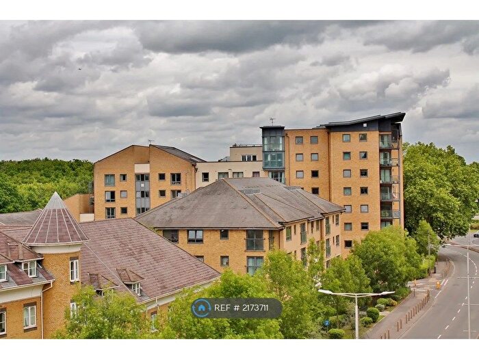 2 Bedroom Flat To Rent In Regents Court, Woking, GU21