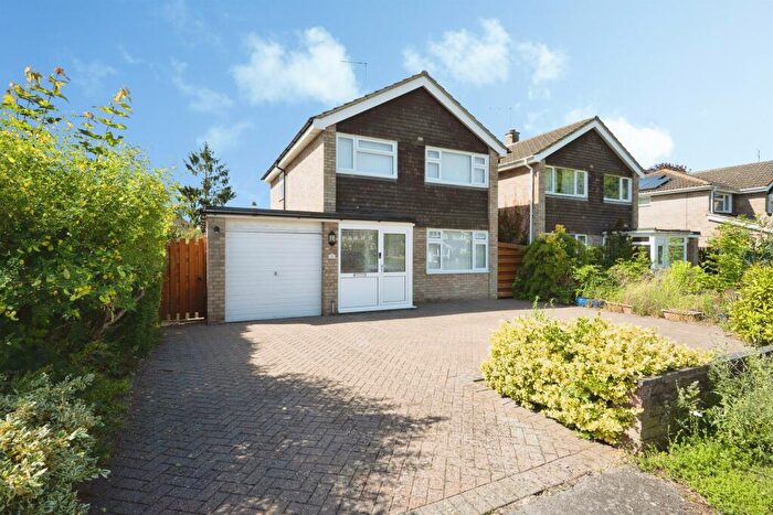 3 Bedroom Detached House For Sale In Portland Close, Bedford, MK41