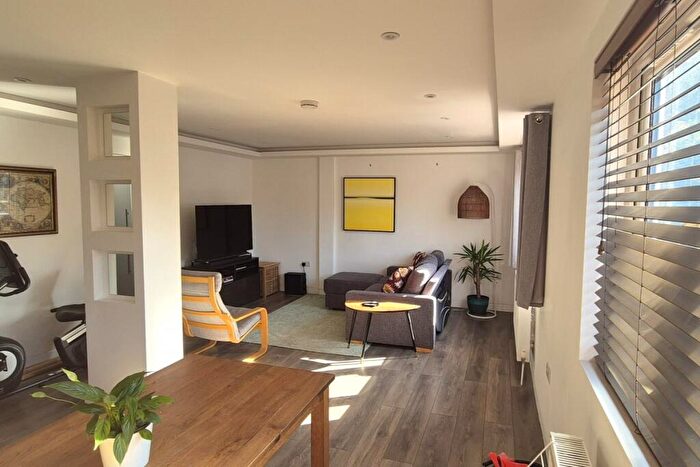 3 Bedroom Flat For Sale In Cricklewood Lane, London, NW2