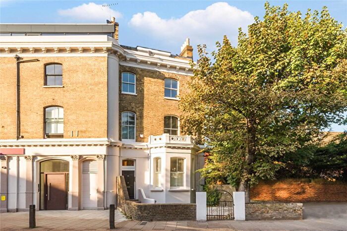 3 Bedroom Flat To Rent In Upper Richmond Road, West Putney, SW15