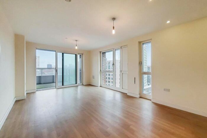3 Bedroom Flat To Rent In Jefferson Plaza, Bow, London, E3