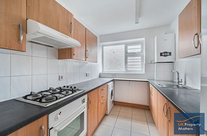2 Bedroom Flat For Sale In Woodside Avenue, London, N12