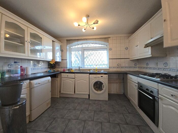5 Bedroom End Of Terrace House To Rent In Pentland Road, Slough, SL2
