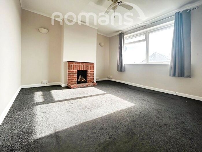 2 Bedroom Flat To Rent In Hillside, Maidenhead, SL6