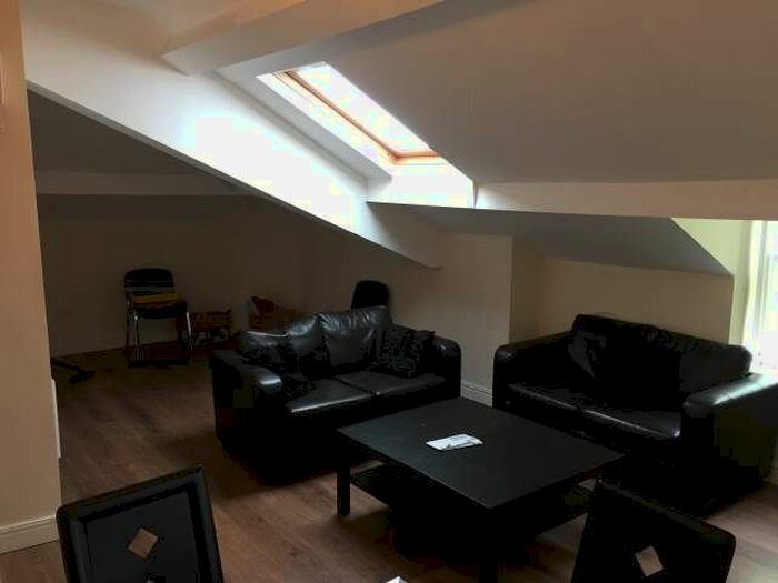 3 Bedroom Flat To Rent In Claremont, Bradford, BD7