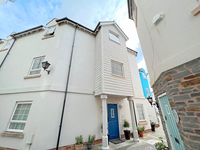 2 Bedroom Flat To Rent In Eastcliff, Portishead, Bristol, BS20