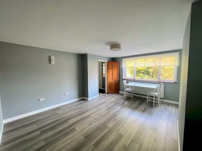 2 Bedroom Flat To Rent In Queen Elizabeth Court, Park Road, EN5