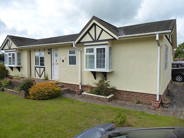 2 Bedroom Mobile/park Home For Sale In Stoneway Park, Stone Street, Petham, Canterbury, CT4