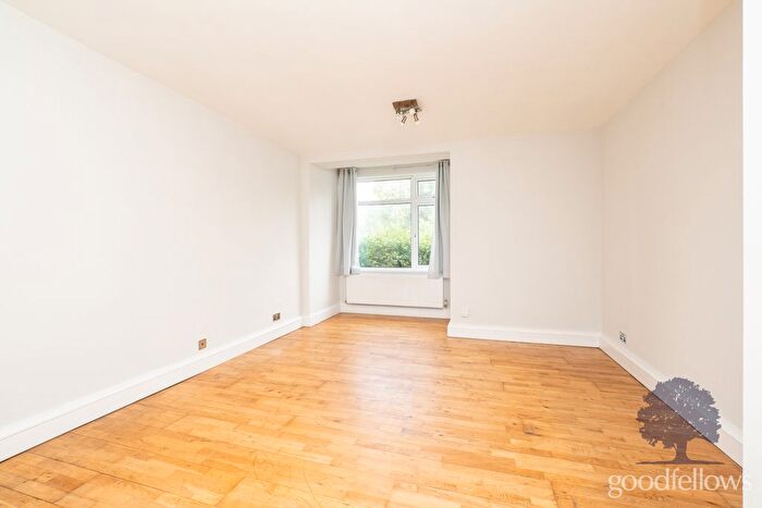 2 Bedroom Flat To Rent In Farm Way, Worcester Park, KT4