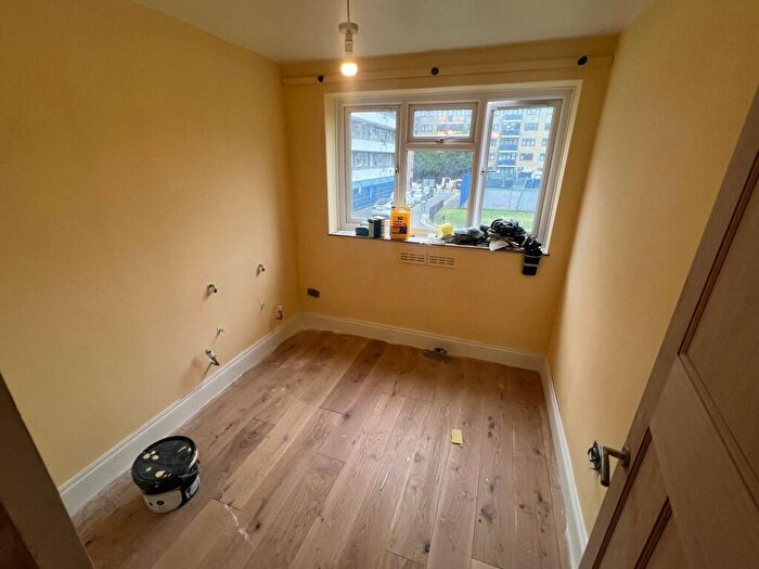 4 Bedroom Flat To Rent In Flat, Malcolm House, Arden Estate, London, N1