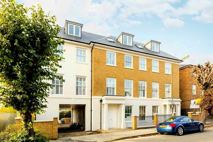 2 Bedroom Flat To Rent In Tabor Grove, London, SW19