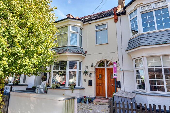 3 Bedroom Maisonette For Sale In Oakleigh Park Drive, Leigh-On-Sea, SS9