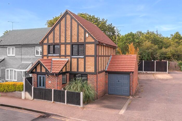 3 Bedroom End Of Terrace House For Sale In Kestrel Grove, Rayleigh, SS6