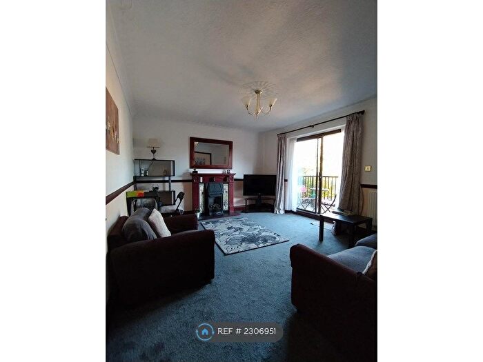 3 Bedroom Flat To Rent In Cymbeline Court, Bedford, MK40
