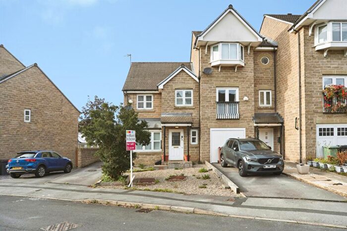 3 Bedroom End Of Terrace House For Sale In Pennythorne Drive, Yeadon, Leeds, LS19
