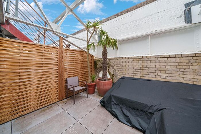 2 Bedroom Flat For Sale In Chiswick High Road, London, W4