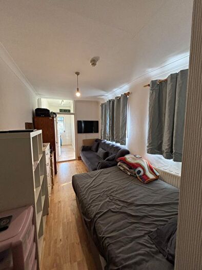 Studio To Rent In Amberley Road, N13