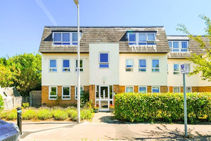 2 Bedroom Apartment To Rent In Cleveland Road, South Woodford, E18