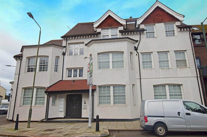1 Bedroom Flat To Rent In Park Gate Court, High Street, Hampton Hill, Hampton, TW12