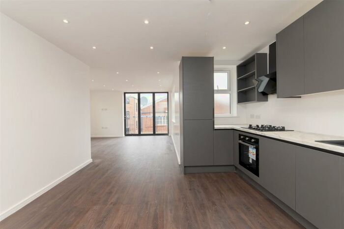 3 Bedroom Flat To Rent In King Street, London, N2