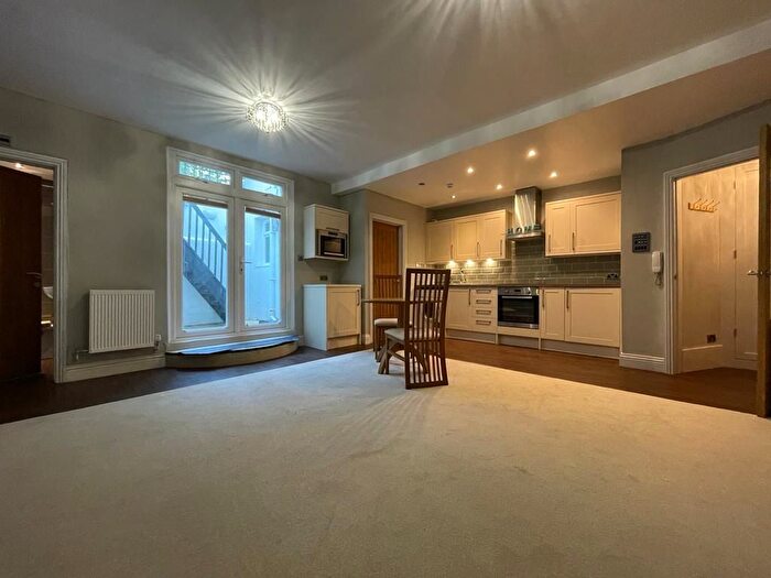 1 Bedroom Flat To Rent In Cambridge Road, Hove, BN3