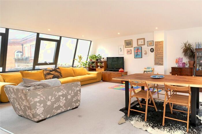 2 Bedroom Flat To Rent In Beaumont Crescent, London, W14