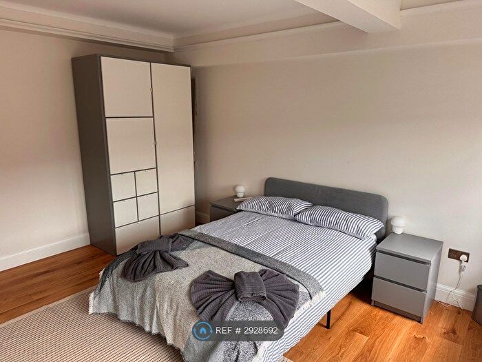 2 Bedroom Flat To Rent In Paramount Court, London, WC1E