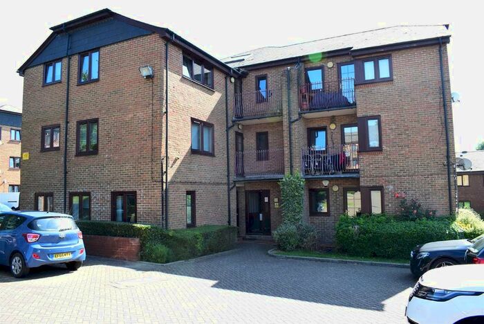2 Bedroom Flat To Rent In Cedar Close, Buckhurst Hill, IG9