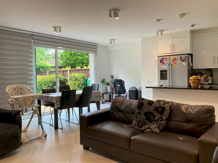 3 Bedroom Flat To Rent In Very Near The Grove Area, Ealing Broadway South, W5